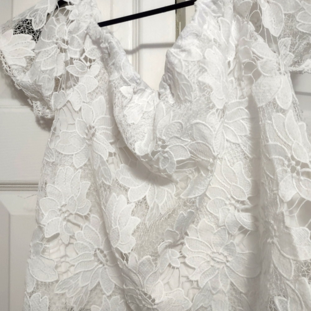 SZ M KENDALL AND KYLIE WHITE CROCHETED TOP